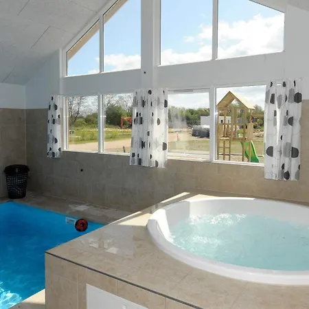 Dom wakacyjny Luxury Pool Retreat In